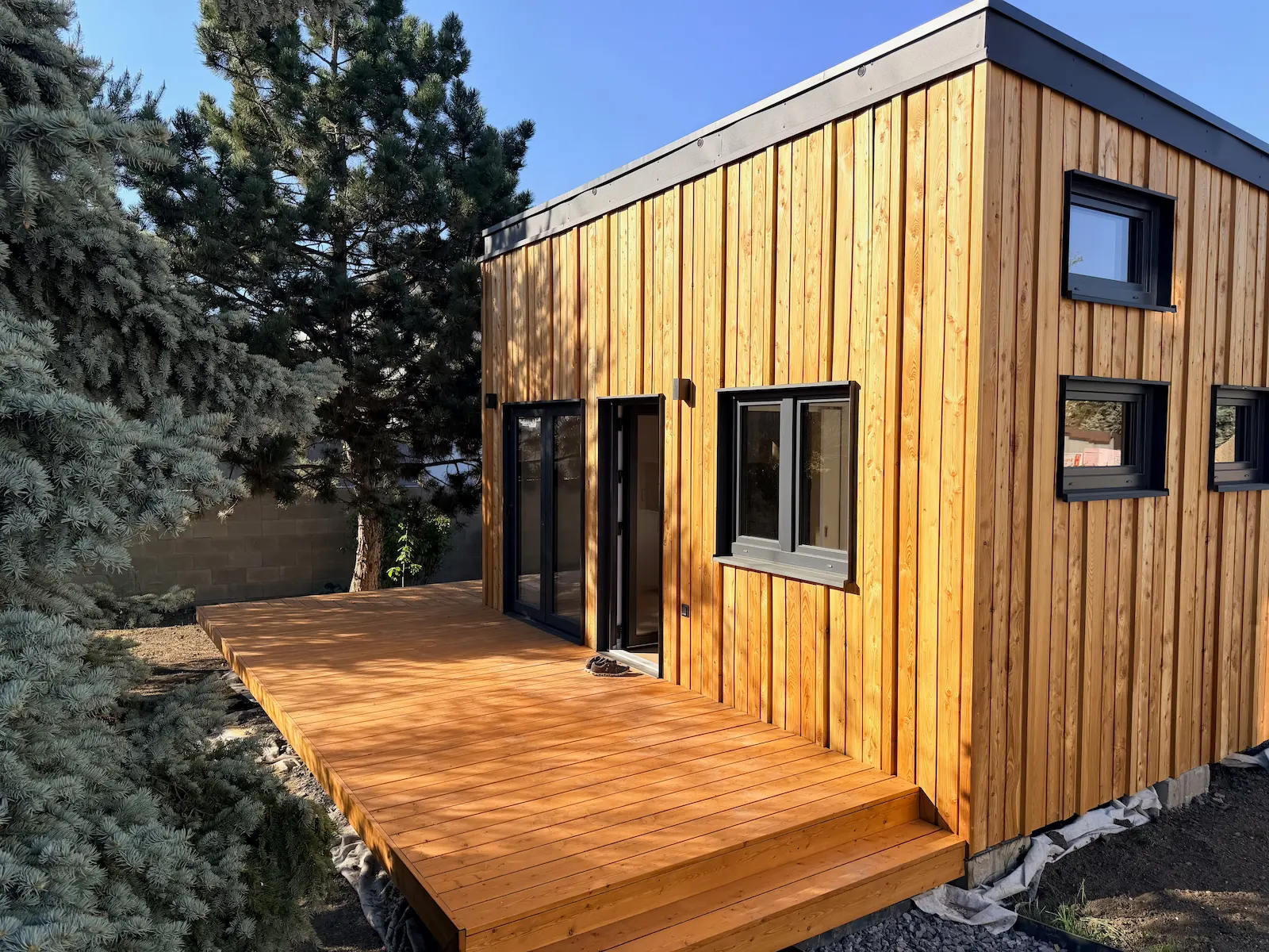 Malý modulární dům LOFT 33 s dřevěnou fasádou a velkou terasou